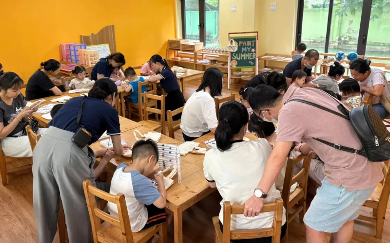 CON VẼ MÙA HÈ ĐẦU TIÊN - BẰNG TIẾNG CƯỜI, SẮC MÀU VÀ CÁI NẮM TAY CỦA BA MẸ