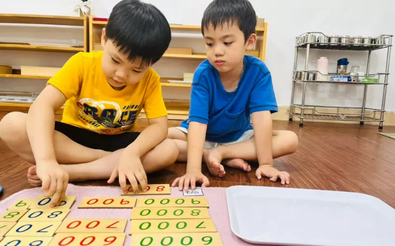 TRẺ HIỂU PHÉP CỘNG CÓ ĐỔI VỚI GIÁO CỤ HẠT VÀNG