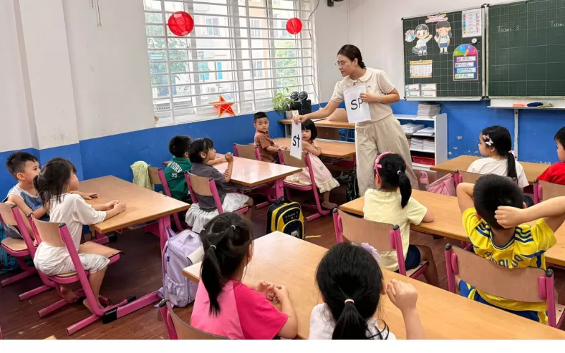 TRẺ HỌC TIẾNG ANH ĐỂ 