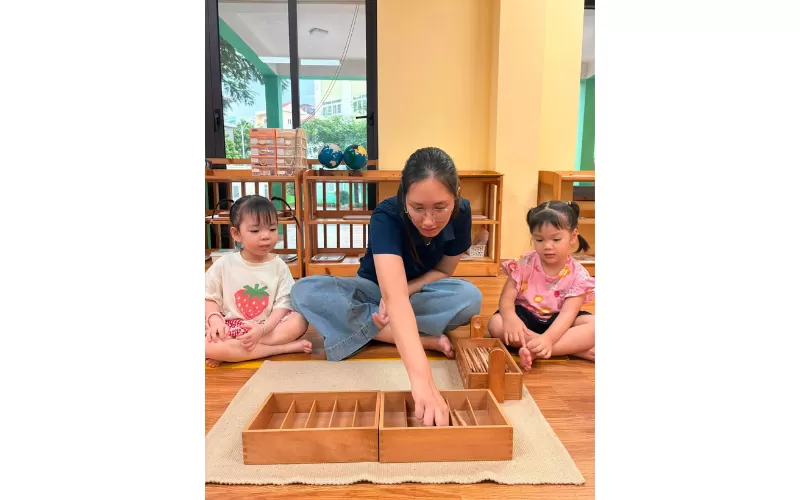 SỰ NGHIÊM TÚC, CHĂM CHỈ VÀ TẬP TRUNG TẠI GIỜ HỌC MONTESSORI
