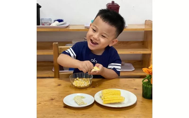 CHIẾC BALO NẶNG HƠN MỌI NGÀY MỘT CHÚT… VÌ BÊN TRONG CÓ CẢ THẾ GIỚI THỰC