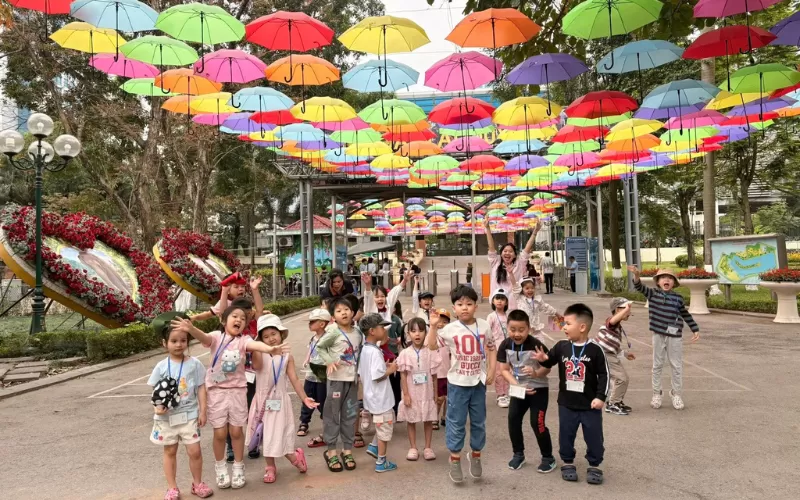 CÓ NHỮNG BÀI HỌC BẮT ĐẦU TỪ MỘT CHUYẾN ĐI, TỪ SỰ TÒ MÒ VÀ ÁNH MẮT LẤP LÁNH